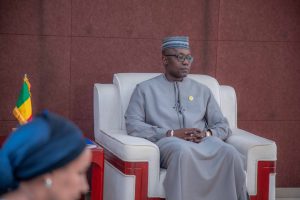Le Président Malick DIAW reçoit l’Ambassadeur du Royaume-Uni de Grande Bretagne et d’Irlande du nord au Mali et le Chef de…