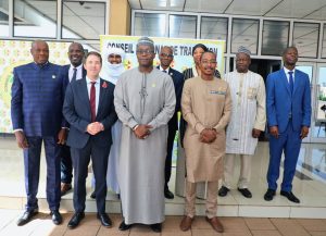 Le Président Malick DIAW reçoit l’Ambassadeur du Royaume-Uni de Grande Bretagne et d’Irlande du nord au Mali et le Chef de…